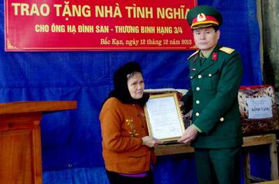 Trao nhà tình nghĩa cho thương binh Hạ Đình San
