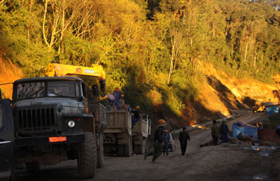 Năm 2014, sẽ xong hai tuyến đường tuần tra xuyên “nóc nhà” Trường Sơn