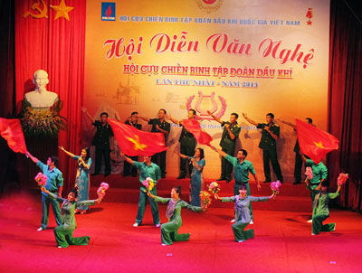 Từ những giếng dầu người lính hát