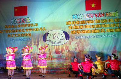 Giao lưu văn nghệ giữa Bộ đội Biên phòng Lạng Sơn với Công an Biên phòng Quảng Tây