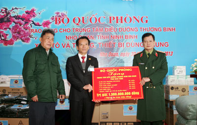 Bộ Quốc phòng trao quà Trung tâm điều dưỡng thương binh Nho Quan