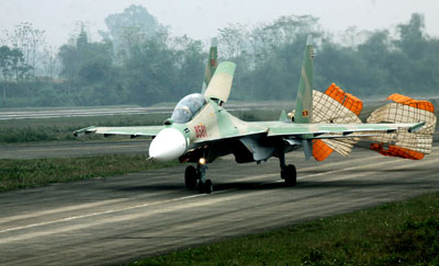 Ham bay, say tập, làm chủ máy bay hiện đại SU-30MK2 (xem clip)