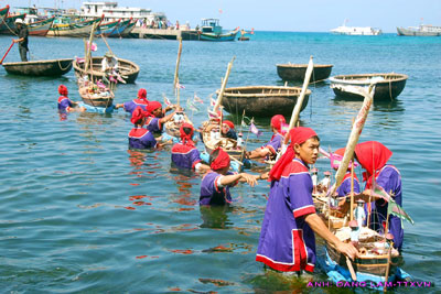 Lễ khao lề thế lính Hoàng Sa được tổ chức trong 2 ngày 27 và 28-4