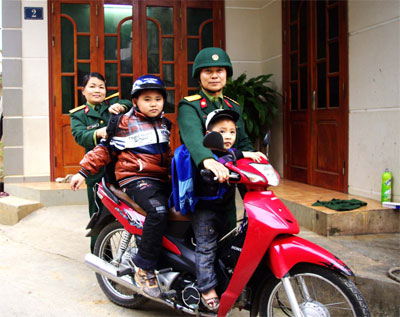 Tranh thủ làm “xe ôm”