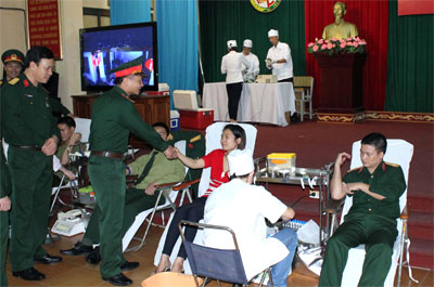 Trái tim hồng của đôi bạn trẻ