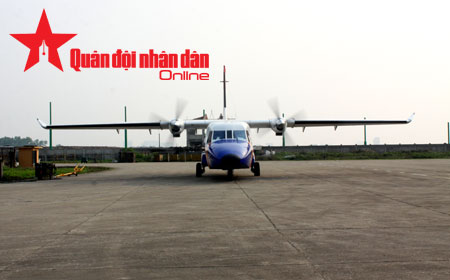 Máy bay tuần thám CASA-212 sẵn sàng hướng về phía biển (xem clip)