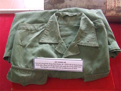 Chiếc áo của anh hùng Vách