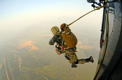 Đặc công huấn luyện nhảy dù chống khủng bố (xem clip) 