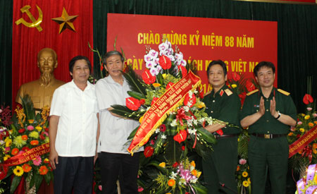 Đồng chí Đinh Thế Huynh thăm, chúc mừng Báo Quân đội nhân dân