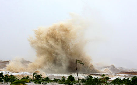 Gió mạnh, sóng lớn “tấn công” đê biển Đồ Sơn (xem Clip)