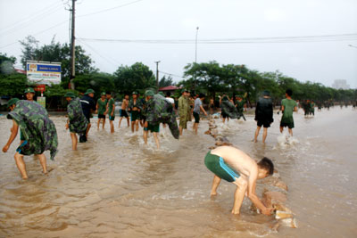 Bão qua, tình người lắng lại