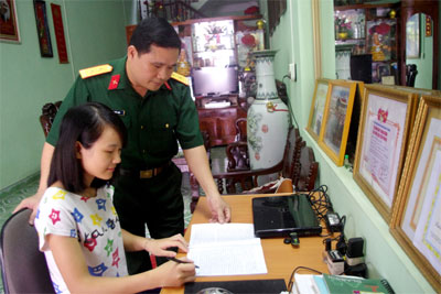 Lúc ở nhà, bố cũng là… cô giáo