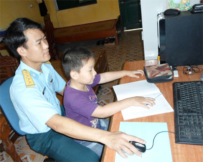 Dạy con hát qua điện thoại