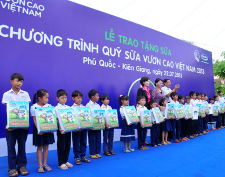 Quỹ sữa Vươn Cao Việt Nam đến với trẻ em Phú Quốc