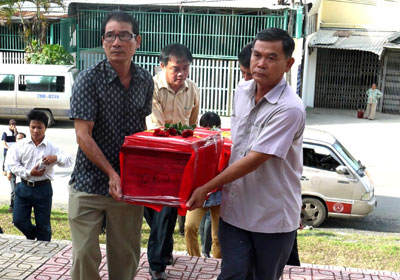 Đón 10 hài cốt liệt sĩ về an táng tại nghĩa trang quê nhà