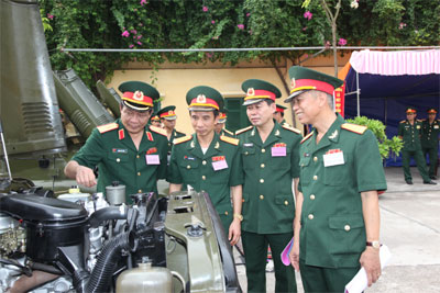 Lãnh đạo toàn diện gắn với “cầm tay chỉ việc”