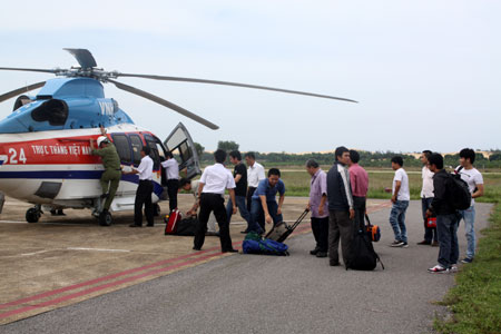 Bay sơ tán an toàn 80 người từ giàn khoan về đất liền tránh bão Utor