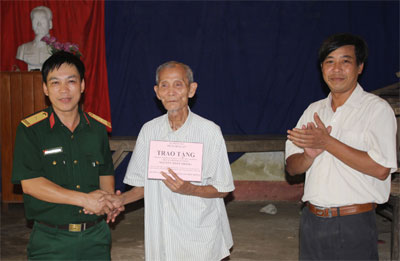 Quyên góp, giúp đồng đội sửa nhà