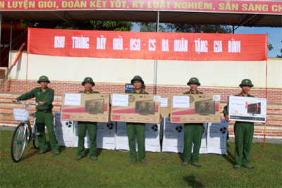 Phụ cấp gửi bà, quà về tặng mẹ