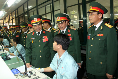 Đoàn đại biểu điển hình tiên tiến toàn quân tham quan Công ty Thông tin M1