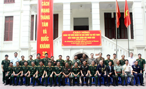 Đoàn tùy viên quân sự các nước thăm Báo Quân đội nhân dân