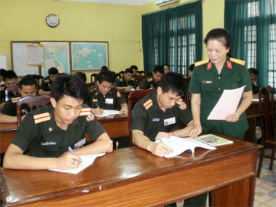 Cán bộ làm trước, học viên tiếp bước làm sau