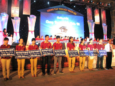 Học bổng tặng trò nghèo