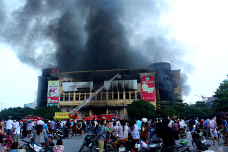 Cháy lớn thiêu hủy Trung tâm thương mại TP Hải Dương (xem clip)