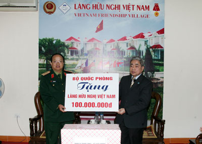 Bộ Quốc phòng trao tặng Làng hữu nghị Việt Nam 100 triệu đồng 