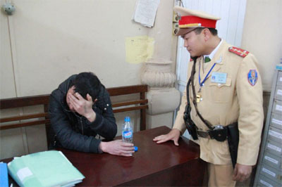 Cảnh sát giao thông dũng cảm bắt cướp