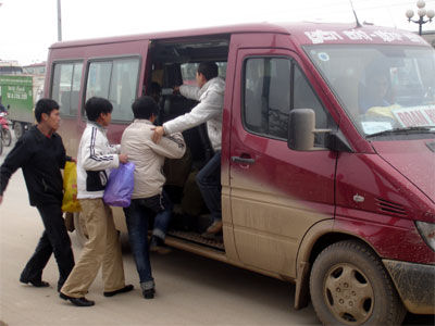 Xe khách nhồi nhét, tăng giá