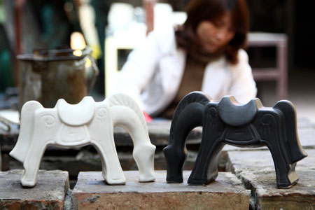 Cận năm Ngọ về Bát Tràng mua…ngựa