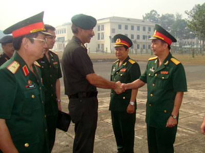 Đoàn Tổng cục Huấn luyện Quân đội Ấn Độ thăm Trường Đại học Nguyễn Huệ