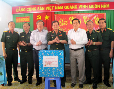 Thượng tướng Nguyễn Thành Cung kiểm tra, chúc Tết tại Tây Ninh