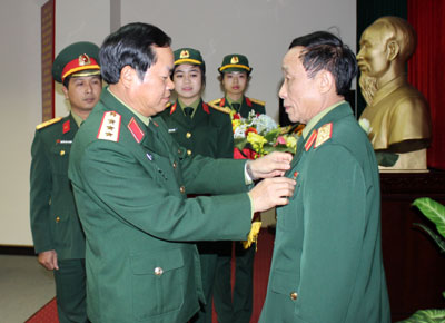 Trao tặng Huy hiệu 40 năm tuổi Đảng cho Trung tướng Nguyễn Trung Thu