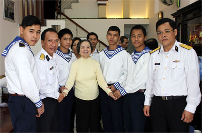 Tấm áo nghĩa tình của mẹ Hồng