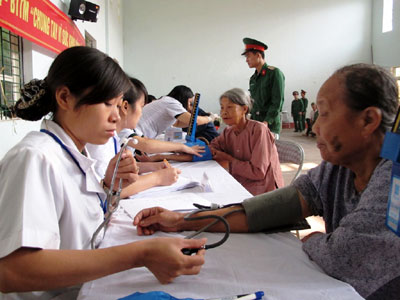 Khám bệnh, phát thuốc miễn phí cho gần 200 người cao tuổi