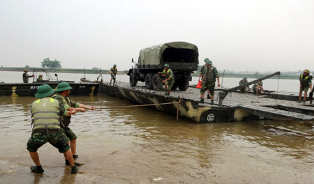 Ở thao trường những người lính vượt sông