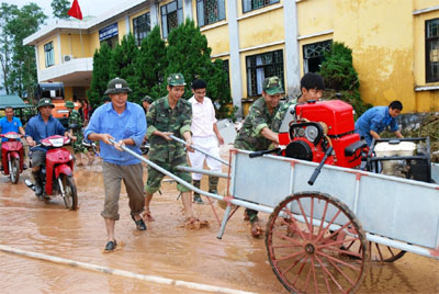 Quân và dân căng mình ứng phó sự cố vỡ đập Đầm Hà Động 