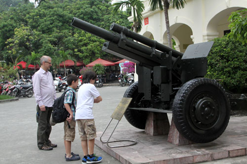 Khẩu pháo “đầu đàn” nhả đạn vào Him Lam