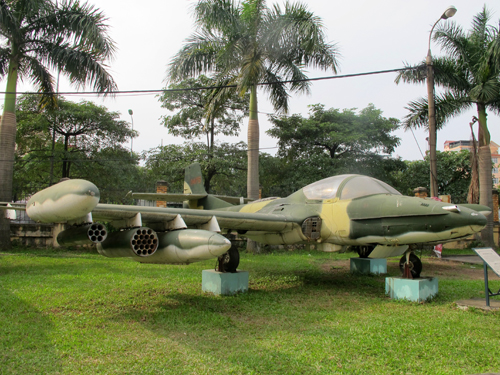 Chiếc máy bay địch oanh tạc…sân bay địch