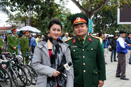 Nữ MC đua “từ Cà Mau đến Cao Bằng”