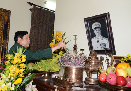 Đại tướng Phùng Quang Thanh dâng hương Đại tướng Võ Nguyên Giáp