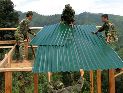 Giúp dân vượt khó