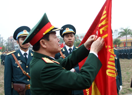 Đoàn tên lửa Hạ Long đón nhận danh hiệu Anh hùng LLVT thời kỳ đổi mới