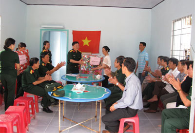 Tình quân dân ấm Xuân căn cứ