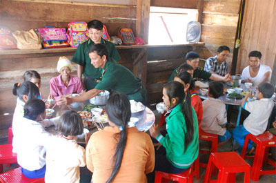 Biên giới vững từ lòng dân