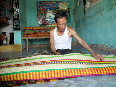 Làng chiếu Cẩm Nê trước nguy cơ mai một                