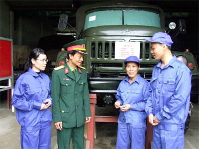 Nữ thủ kho lo... 