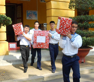 Mang tình cảm đất liền đến đảo xa